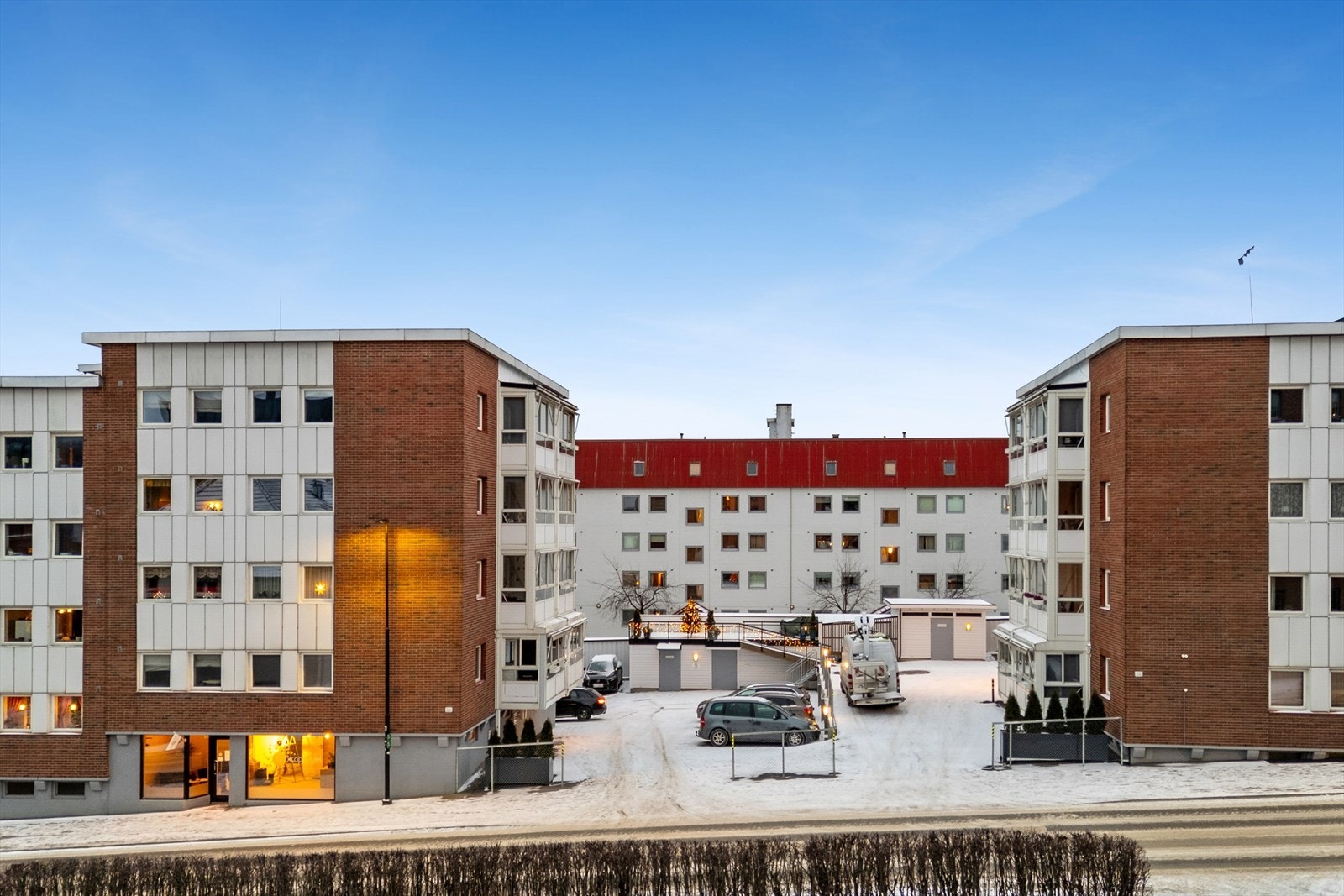 Velkommen til Storhamargt 22 B!
Tiltalende og meget praktisk 3 roms med balkong "midt i by n". Nytt bad og kjøkken. Velkommen til visning Galleribilde