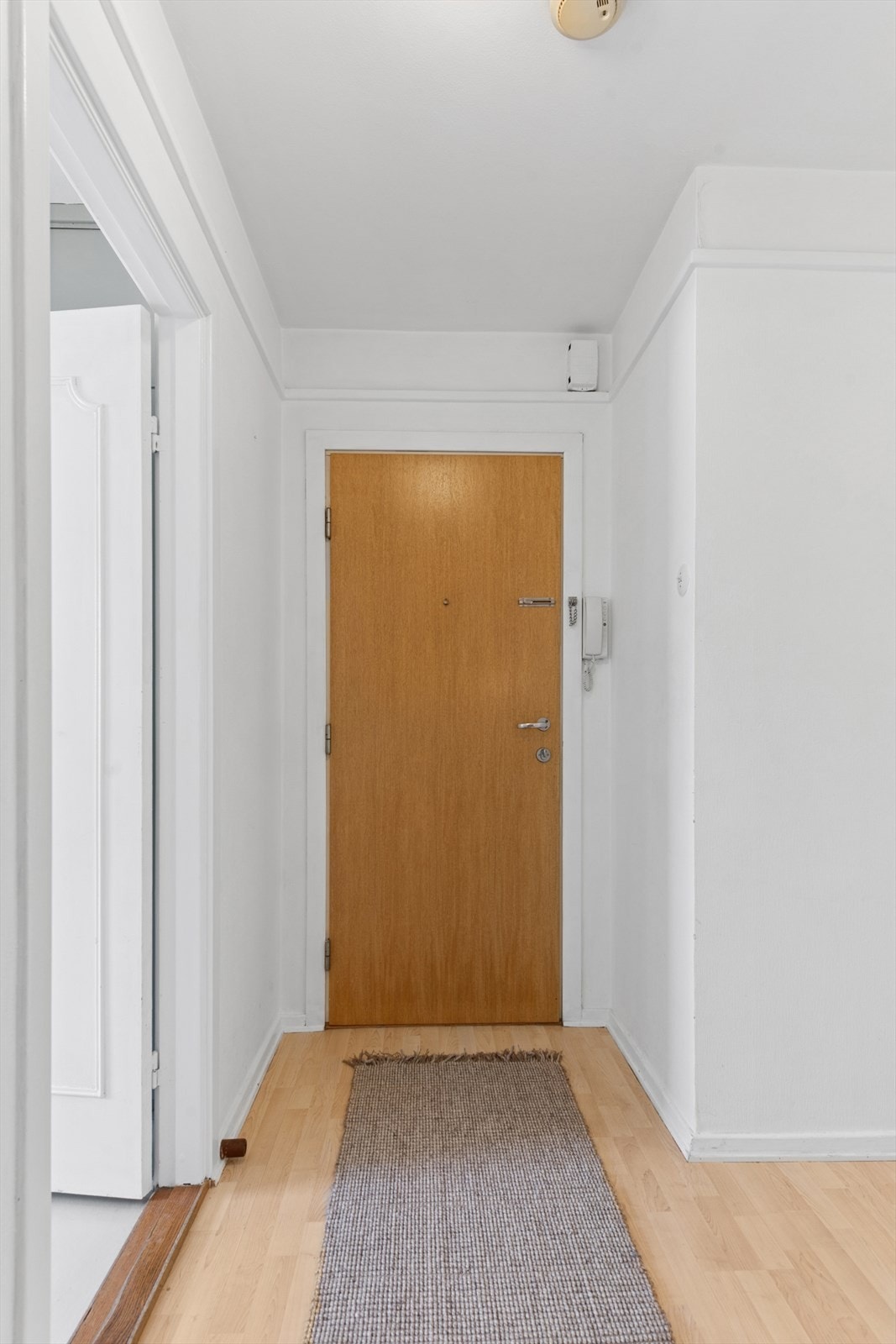 Entre med callinganlegg/portåpner. Velkommen inn til hyggelig visning! Galleribilde