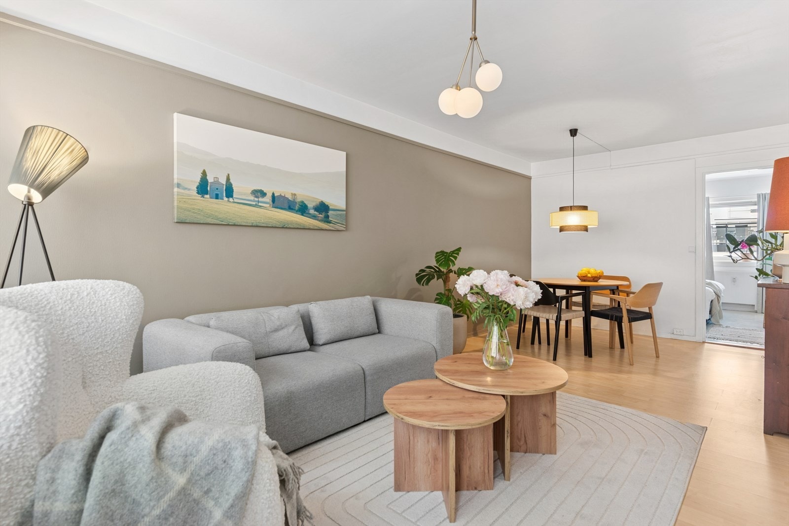 Stuens gode størrelse gir deg alternativer mtp møblering. Her er plass til både sofagruppe og spisegruppe. Galleribilde