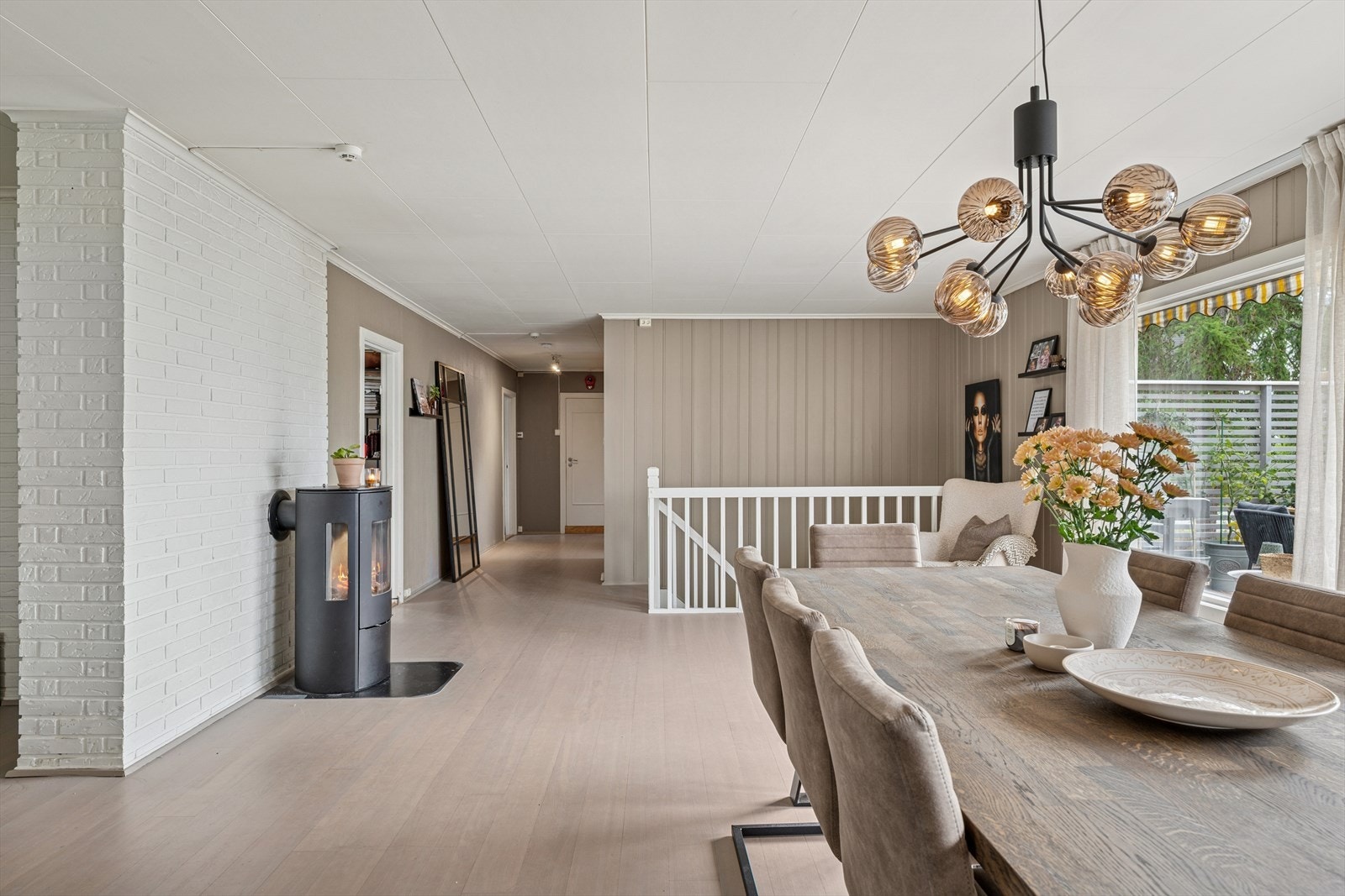 I hovedetasjen får du stue, kjøkken, 3 gode soverom, bad og eget inngangsparti. Galleribilde