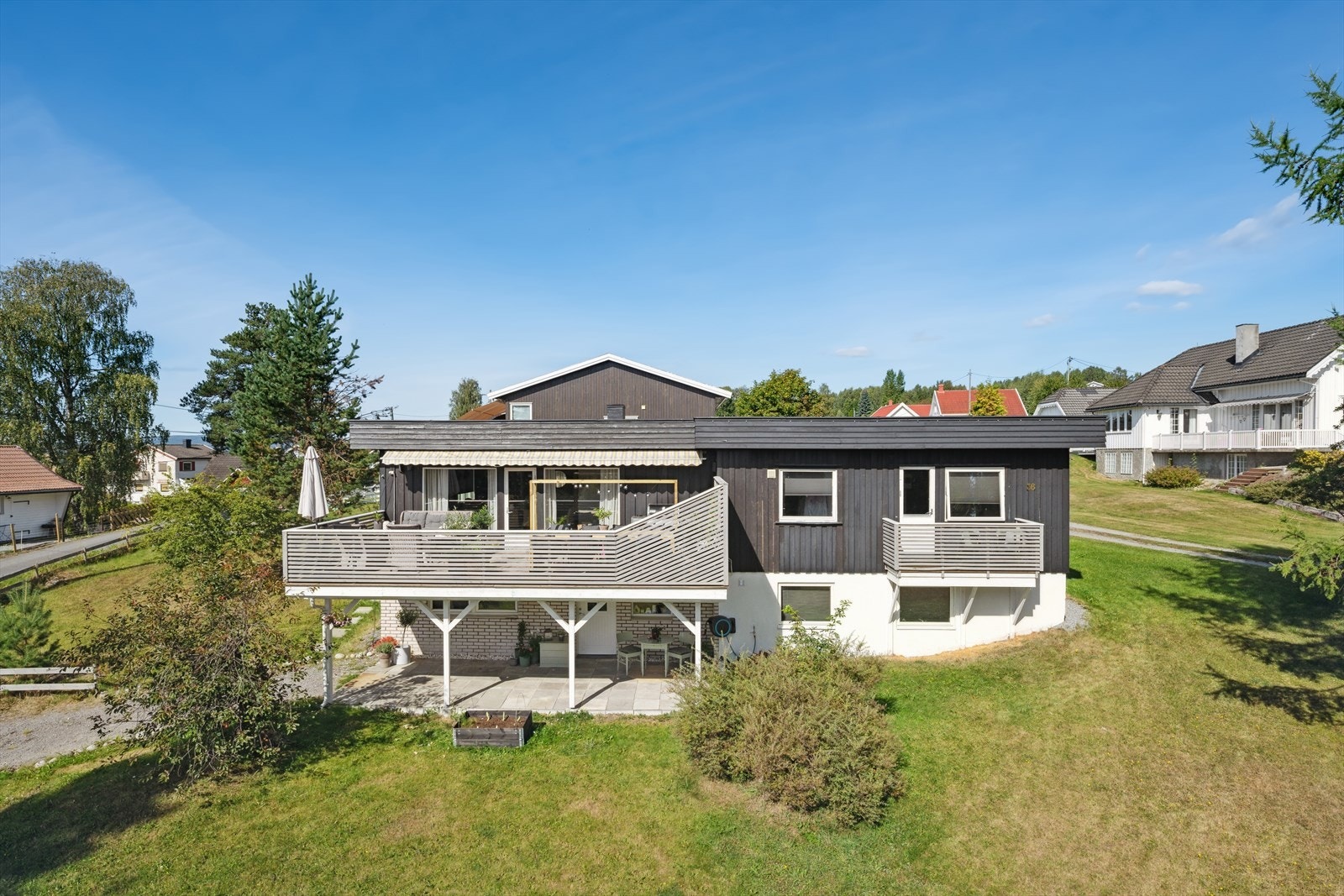 En stilig bolig med funkispreg sentralt beliggende på Jaren. Galleribilde