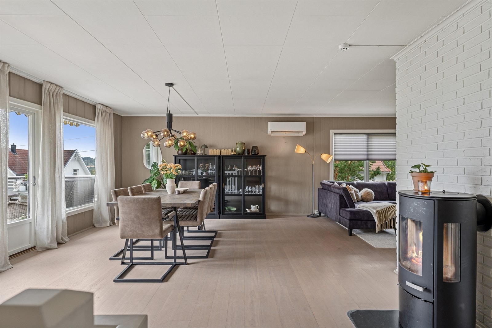 Romslig og møbleringsvennlig rom med plass til både sofakrok, spisestue og godstol. Galleribilde