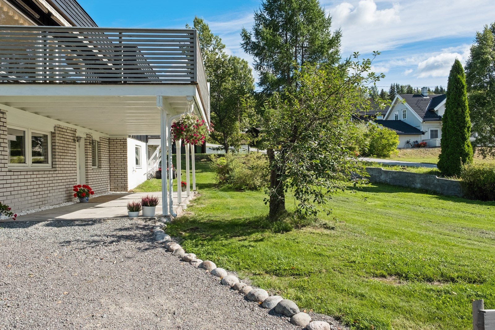 Overbygd terrasse kan benyttes som "carport" Galleribilde