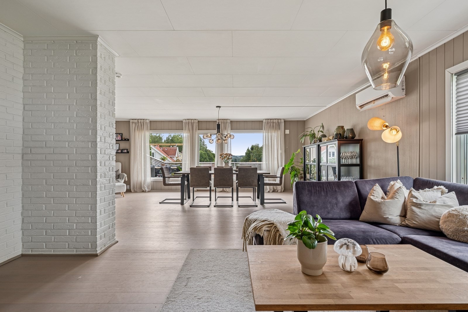 Rommet preges av store vindusflater som gir et lyst og trivelig miljø. Galleribilde