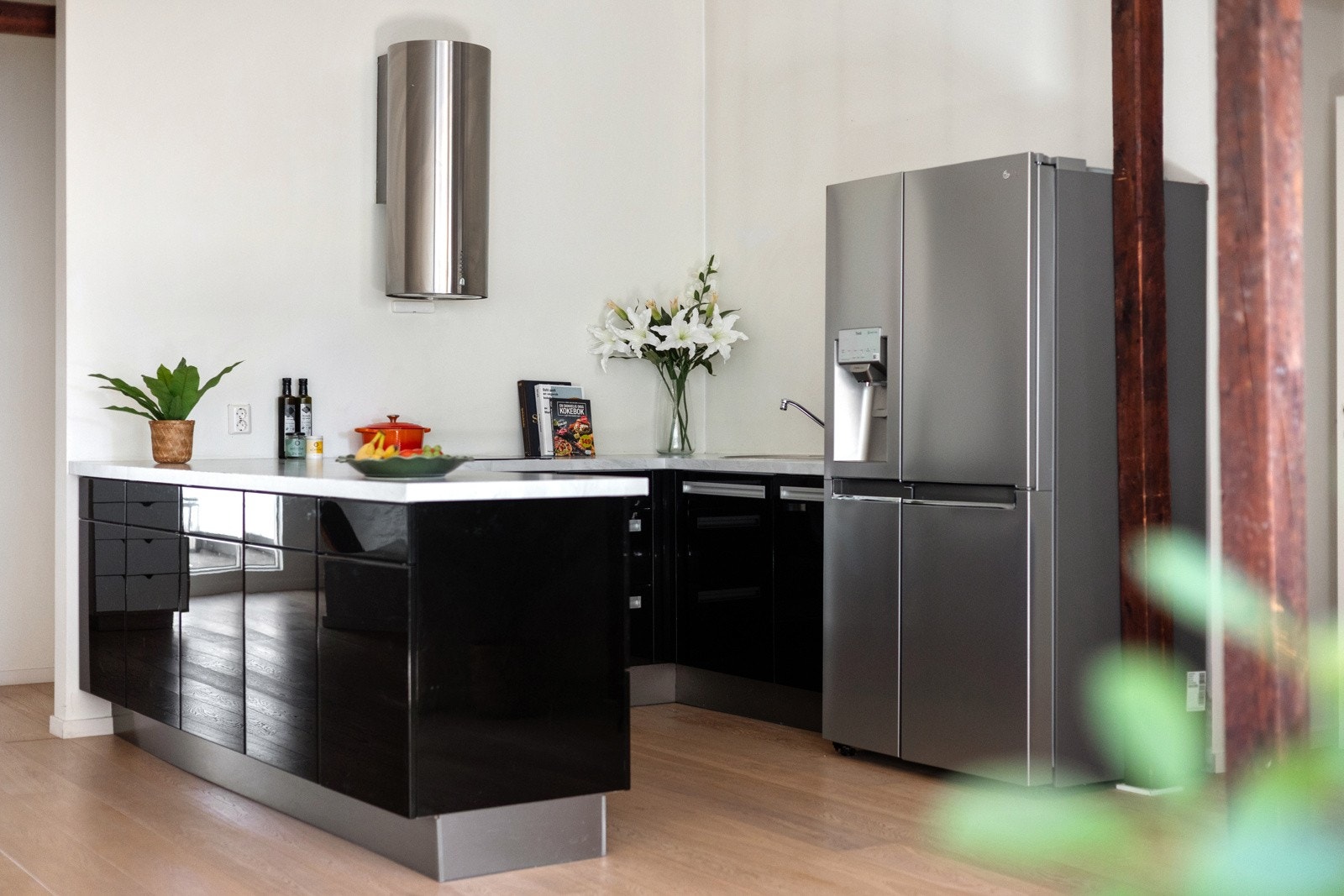 gir rikelig med arbeids og oppbevaringsplass, og kjøkkenet er utstyrt med integrerte hvitevarer samt et romslig side-by-side kjøleskap med vanntilkobling. Galleribilde