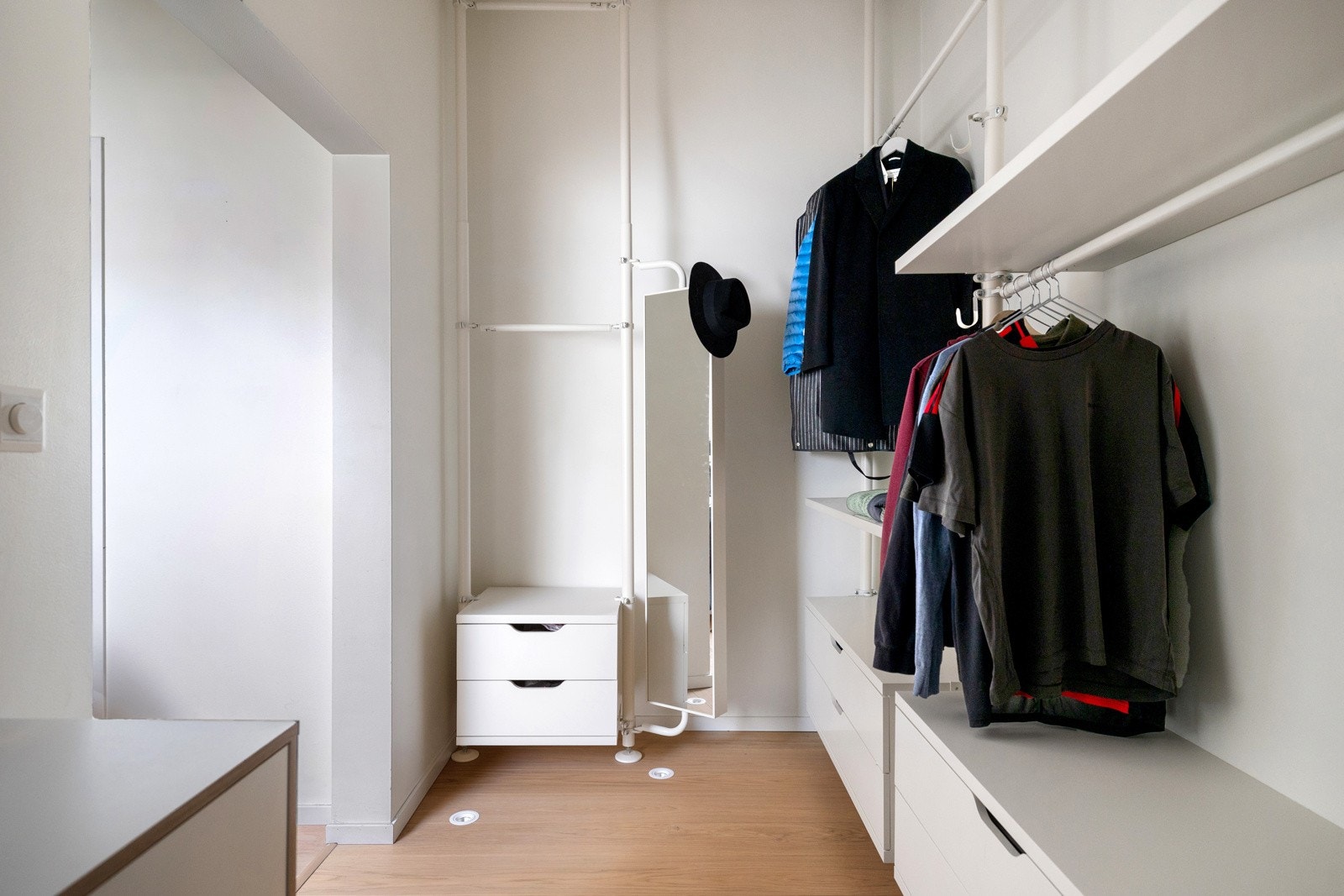 Fra rommet er det adkomst til et romslig walk-in-closet, smart innredet med skuffer, hyller og garderobestenger Galleribilde