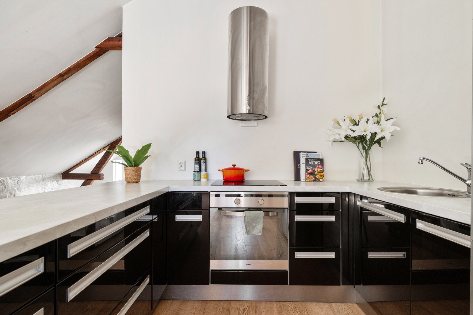 Ventilatoren har et moderne, sylinderformet design i børstet stål som setter et eksklusivt preg på rommet. Galleribilde