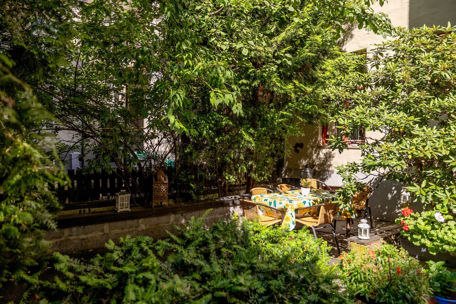 I bakgården finner du hyggelige sittegrupper. Galleribilde