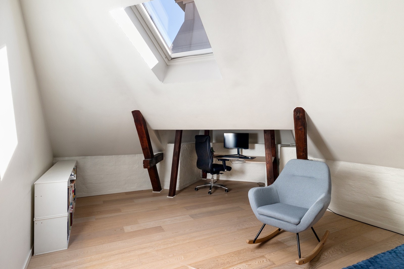 Rommet gir god plass til dobbeltseng med nattbord og tilhørende møblement. Galleribilde