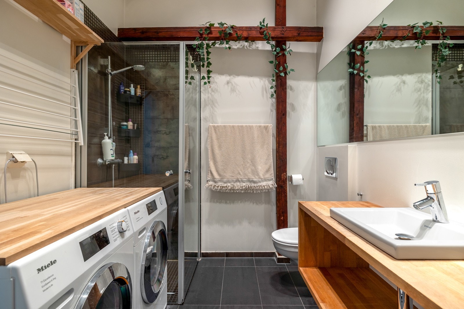 Badet er delikat innredet med moderne løsninger og flislagte gulv med behagelig gulvvarme. Galleribilde