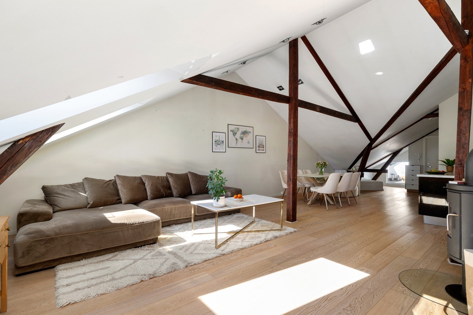 Her er det god plass til både sofagruppe, spisebord og TV-løsning. Galleribilde