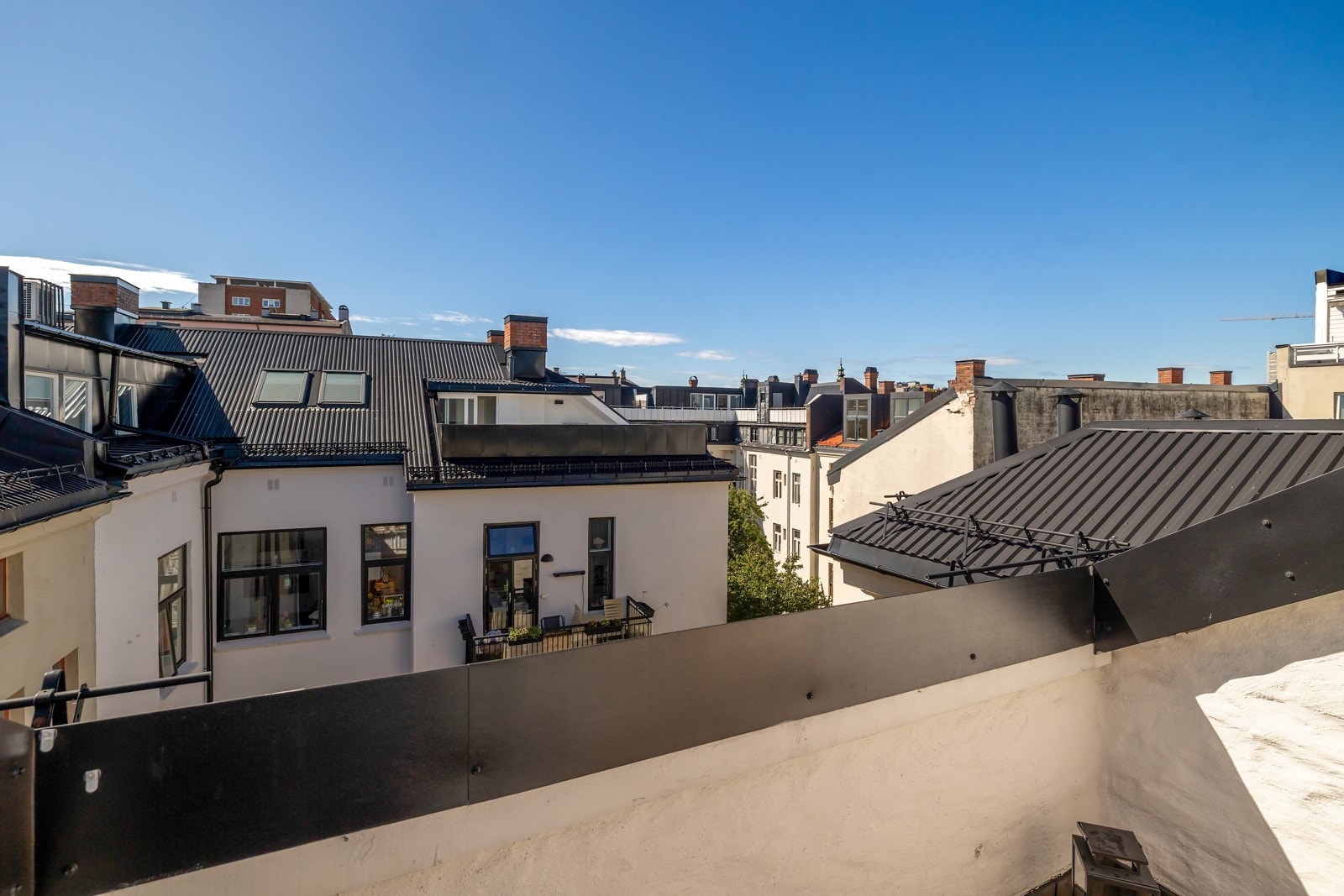 Leiligheten disponerer en egen, privat takterrasse med adkomst fra fellesgang via egen dør og nøkkel. Galleribilde