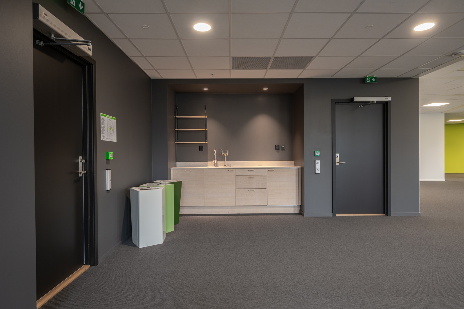 Eget minikjøkken med plass til kaffemaskin, oppvaskmaskin, vask og kjøleskap Galleribilde