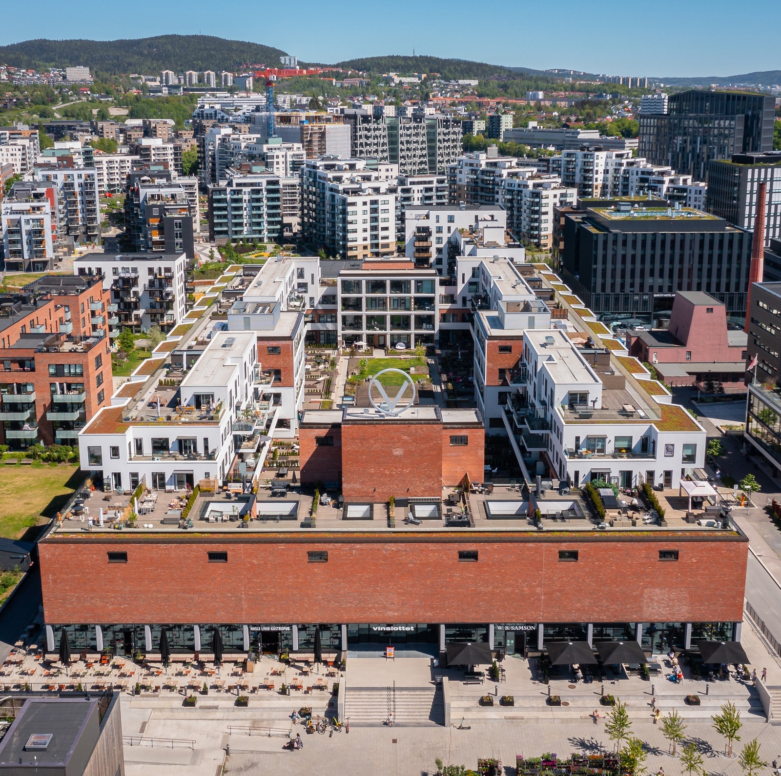 På Vinslottet finner man alt man trenger av butikker, restauranter, dagligvare, frisør og apotek Galleribilde
