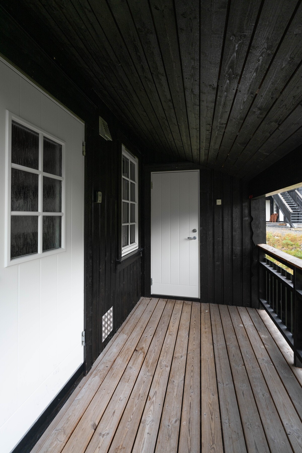 Velkommen inn, overbygd inngangsparti med bod Galleribilde