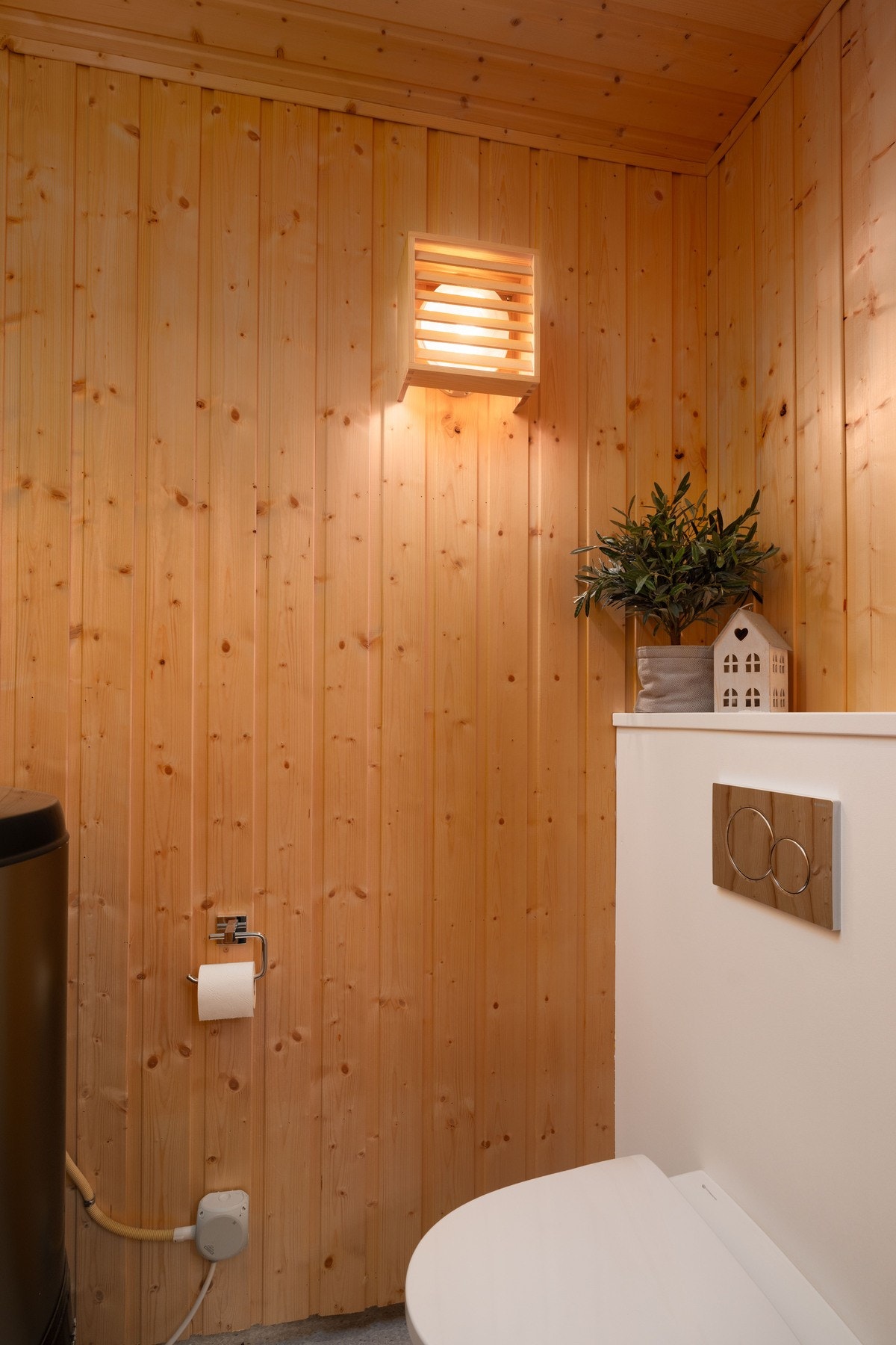 Badstuen til badet er gjort om til toalettrom 2 Galleribilde