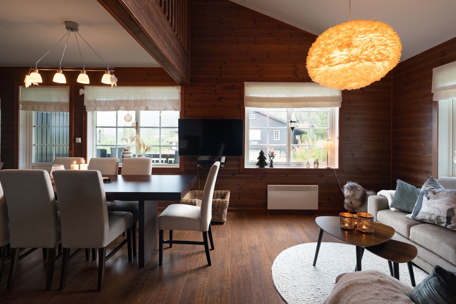 Stue/spisestue med utgang til overbygd balkong Galleribilde