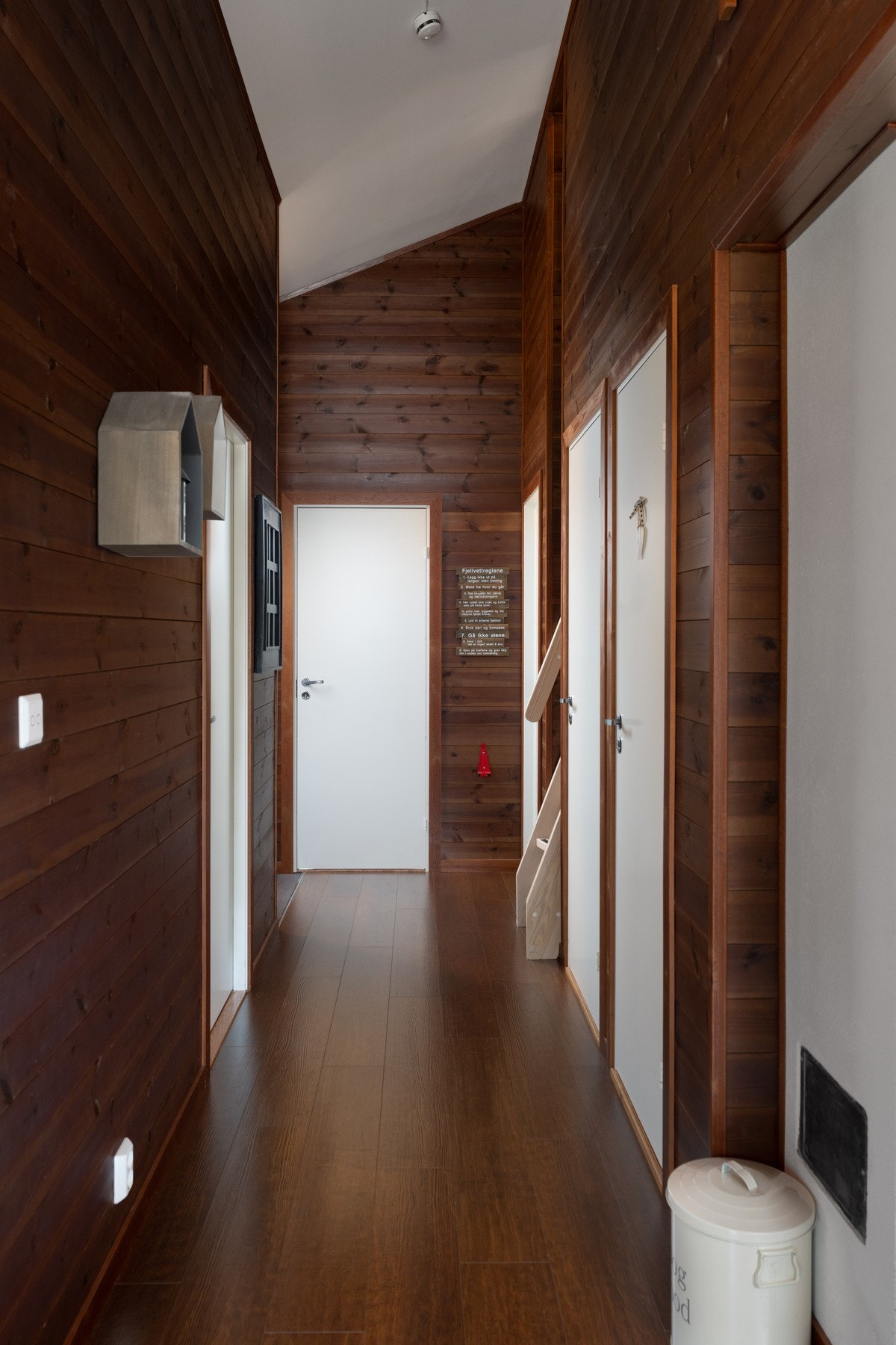 Gang med trapp opp til hems Galleribilde