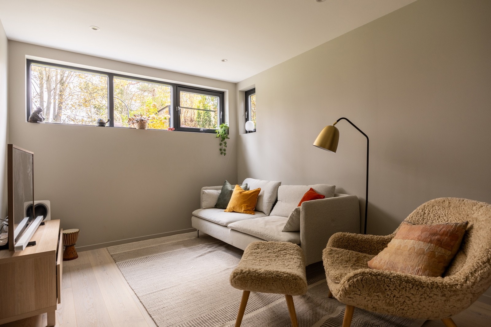 Et romslig stuerom (godkjent for opphold) på 13,8 kvm med plass til sofagruppe, multimedia og et hybelkjøkken.