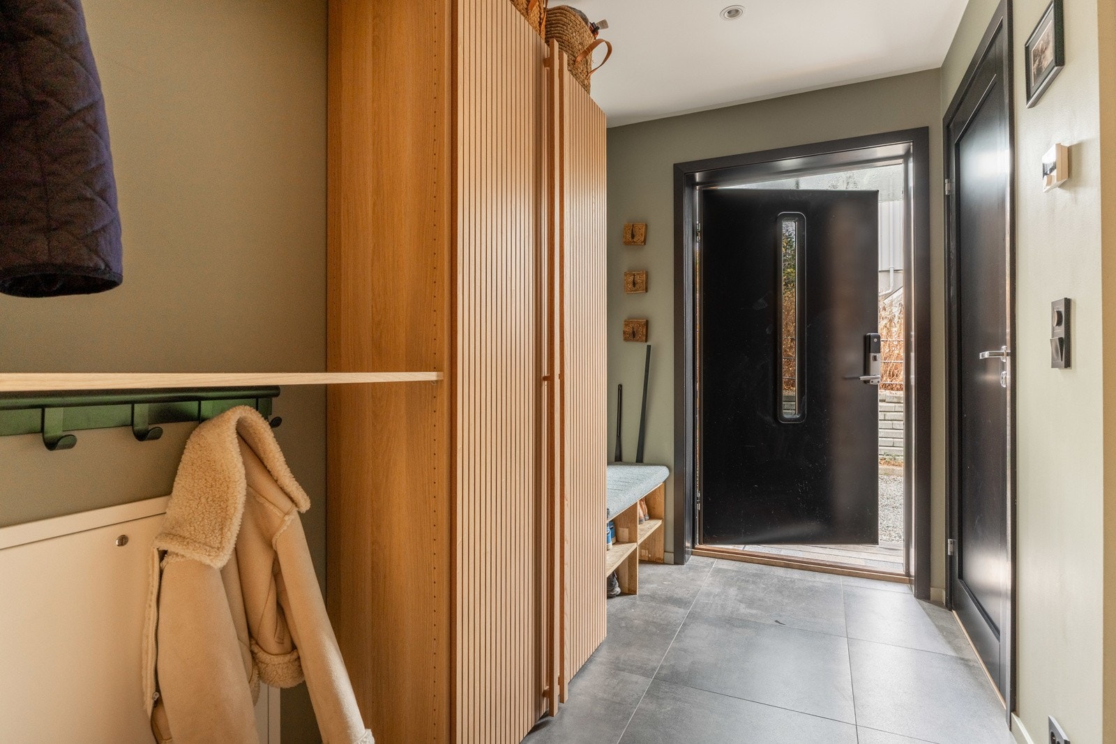 Boligen har adkomst via både første- og underetasje, noe som gir flere muligheter for innredning og bruk. Ytterdører med kodelås.