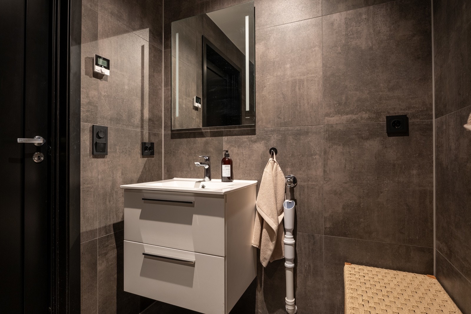 Badet har innredning med nedfelt servant, samt opplegg for vaskemaskin.