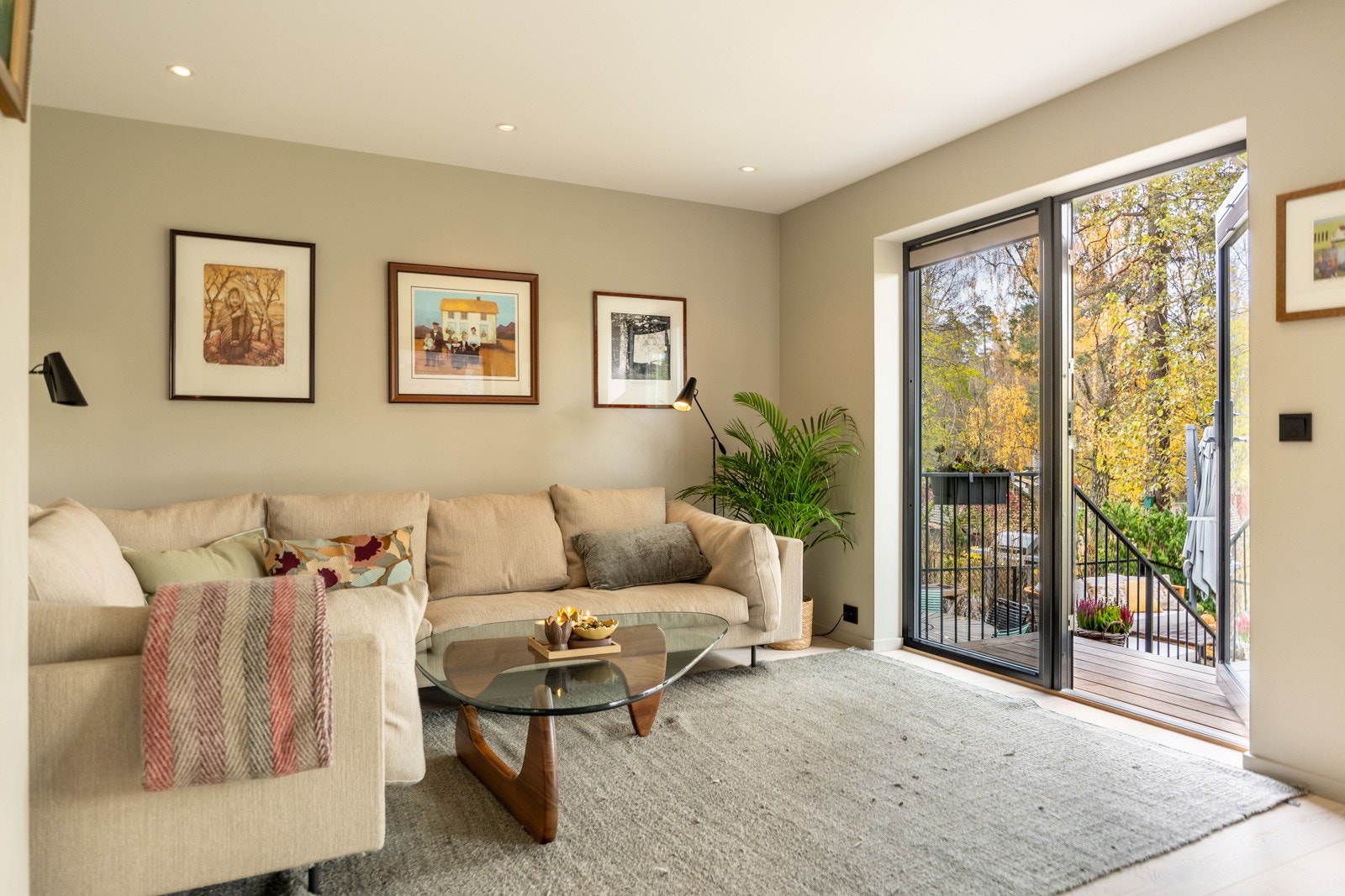 Stue med utgang til terrasse og hage.