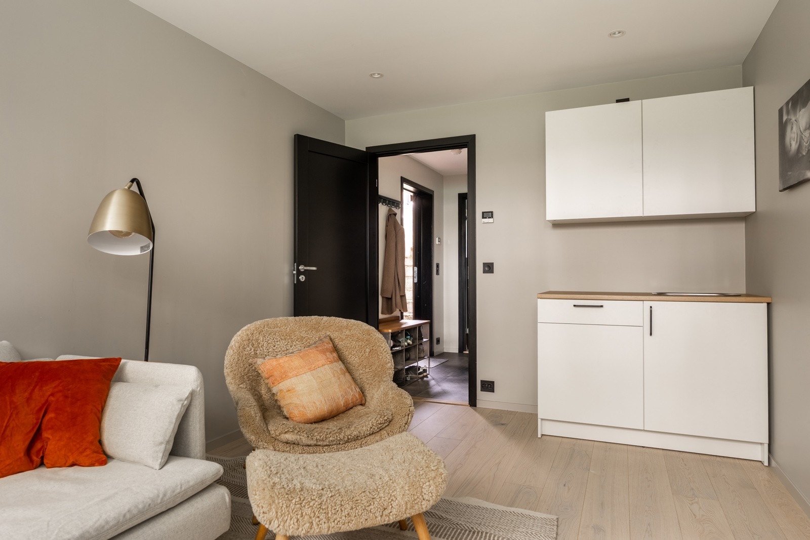 Det er montert en enkel kjøkkeninnredning med overskap, (ikke tilkoblet vann eller avløp, men det er trukket frem vann-, avløp- og strøm helt frem).