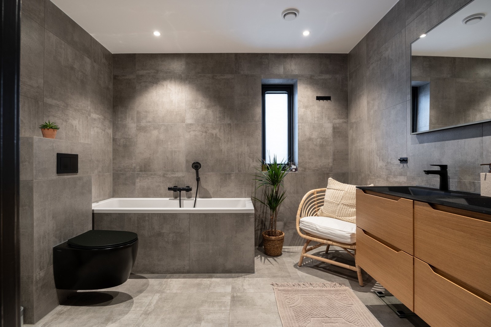 Et romslig og stilfullt bad i tilknytning til hovedsoverommet. Rommet er 7,3 kvm. Badet har flislagte overflater med varmekabler i gulv.