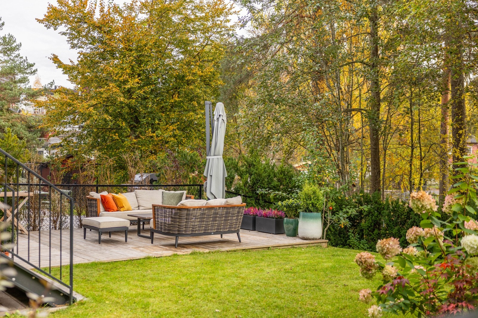 Hagen er pent opparbeidet med plen og stor platting mot syd. Terrassen og markterrassen måler 56 kvm - så det er god plass til flere sittegrupper.