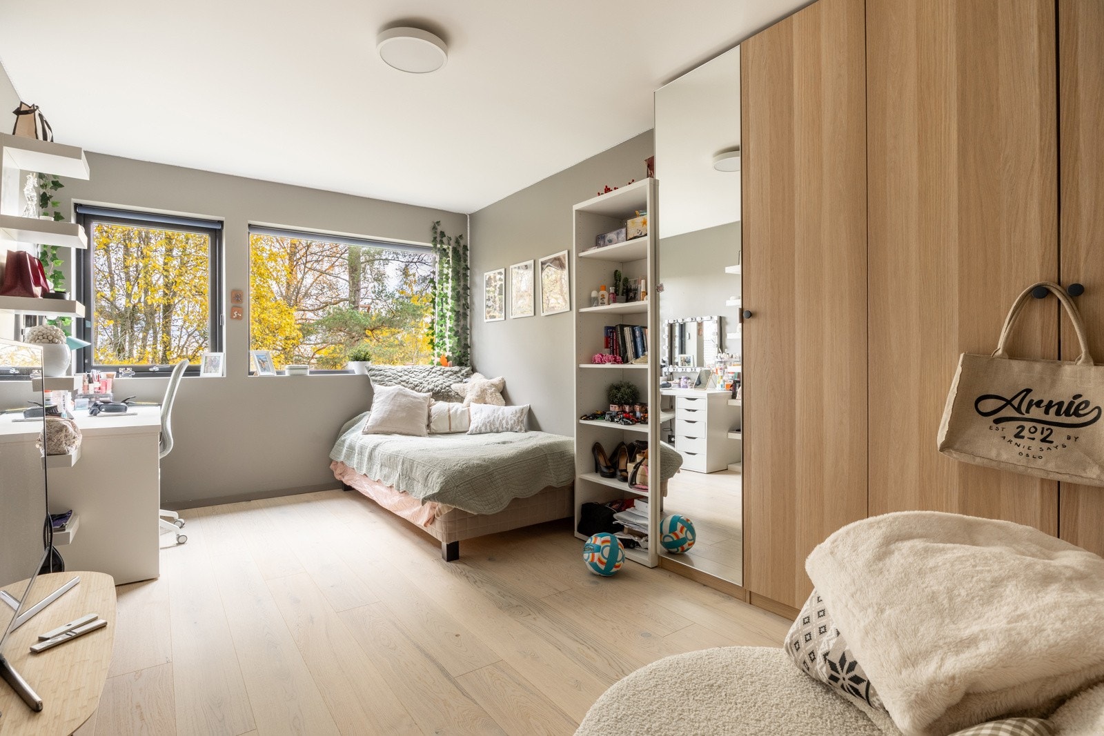 Et romslig barnrom (soverom 1 på planskissen) på 14 kvm med stor vindusflate mot syd. Her er det god plass til seng/dobbeltseng, skap og skrivebordsløsning.