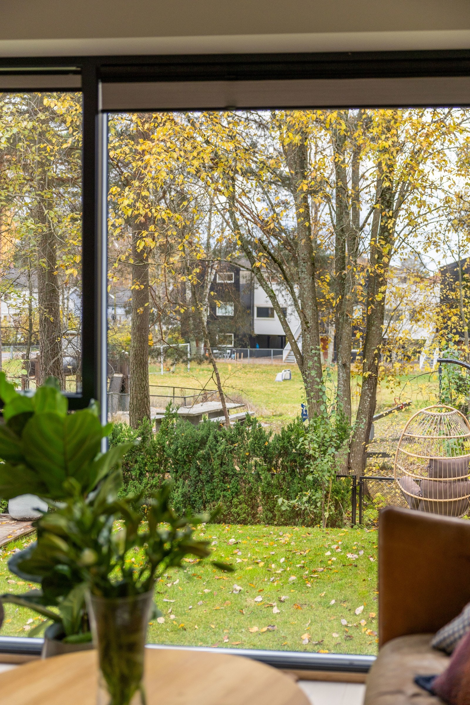 Stuen er uten innsyn og med frodig utsikt mot egen hage og Hansemyrparken.