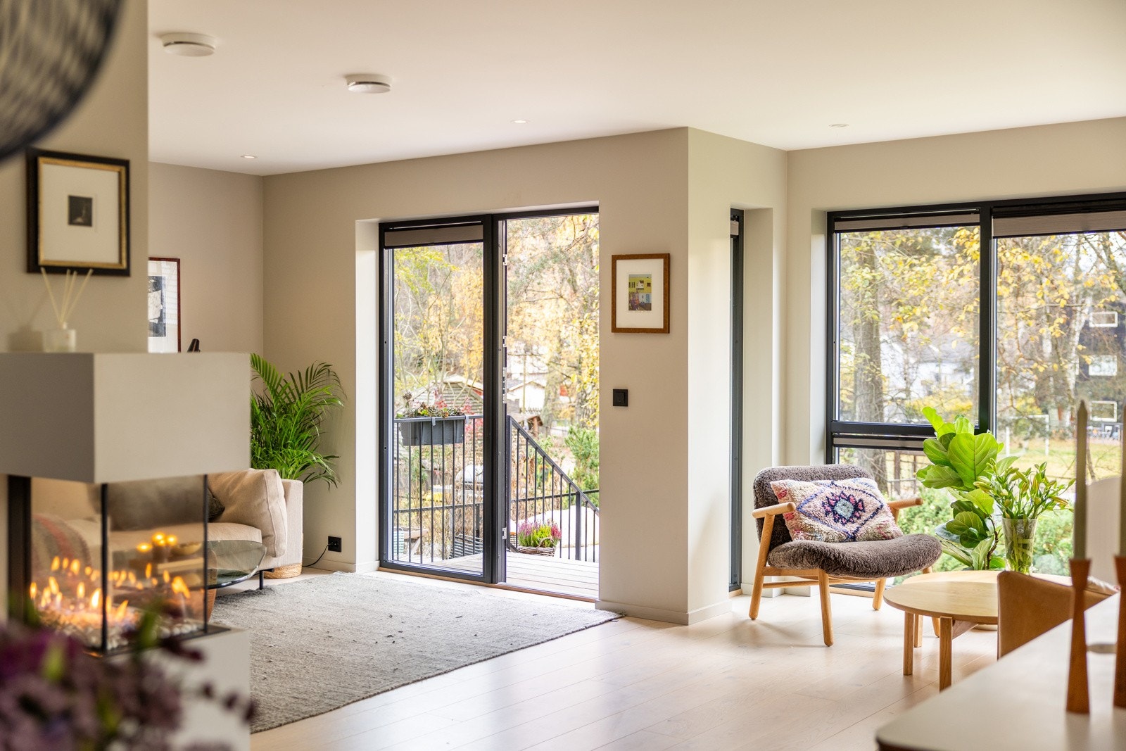 Stue med vinduer fra gulv til tak mot syd. Balansert ventilasjon med varmegjenvinning.