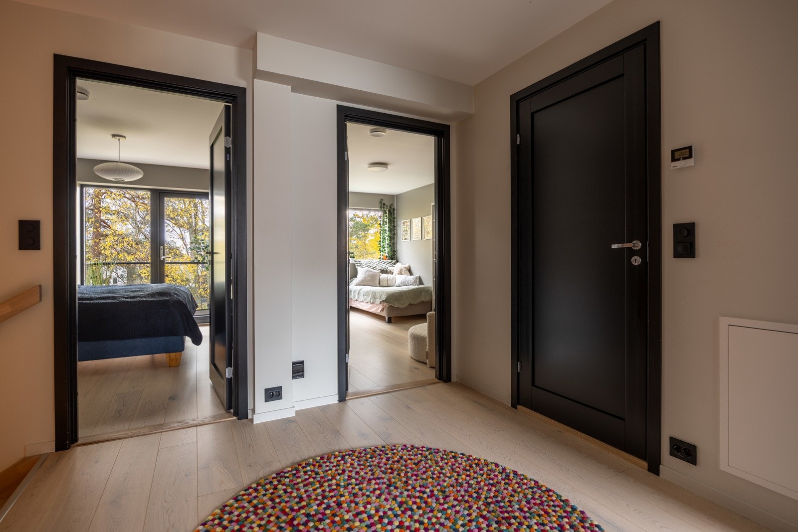 Et romslig trapperom i 2.etasje med inngang til gode 4 soverom og familiebad. Fra hovedsoverommet er det egen walk-in-garderobe og eget bad.