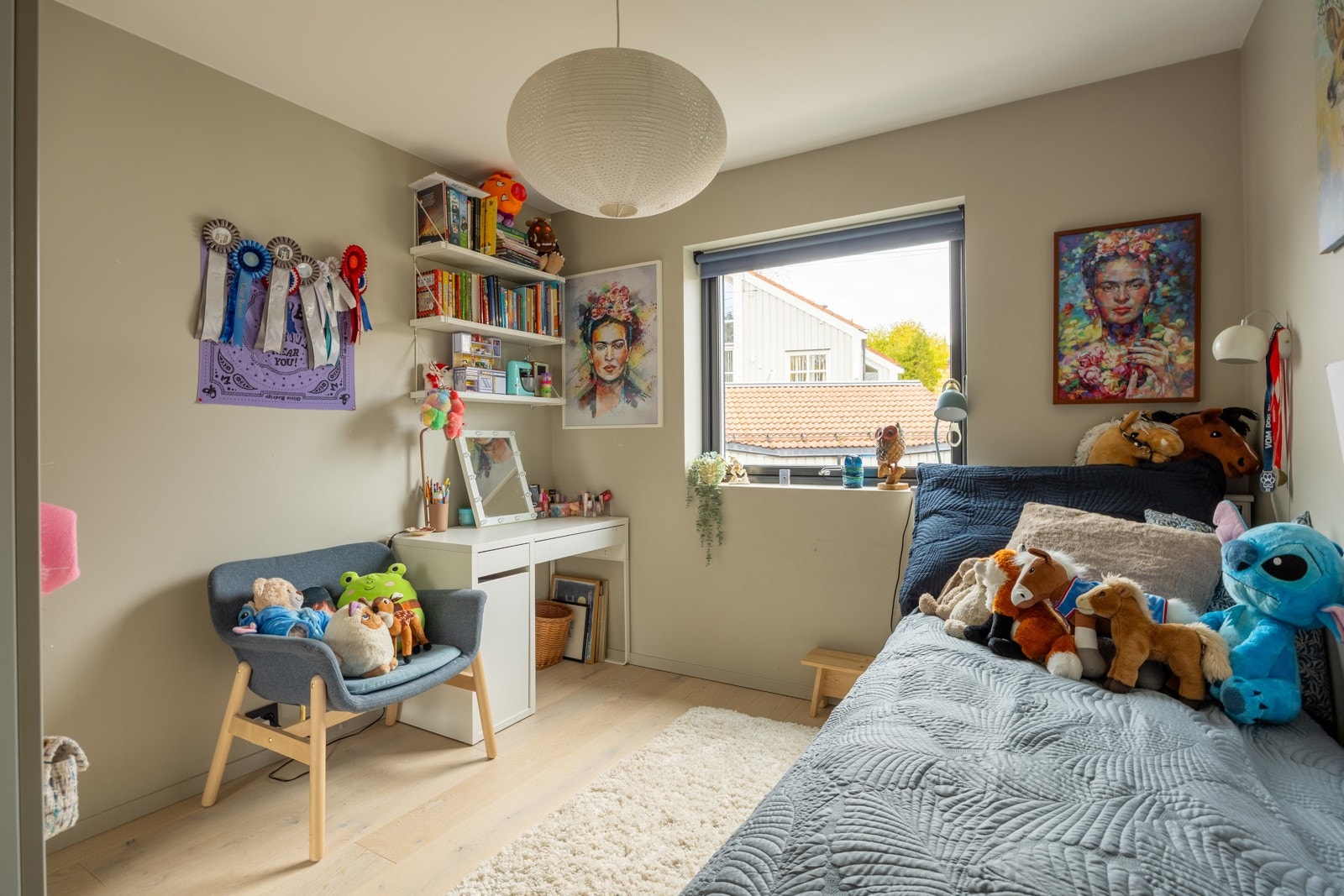 Soverom 3. Barnerom på 8,7 kvm med plass til seng, skap og skrivebord. Rommet vender mot nord.