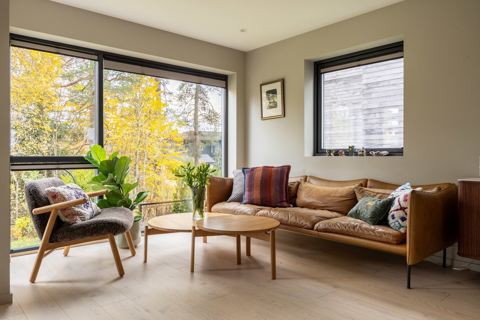 Stue med vindu mot to himmelretninger.