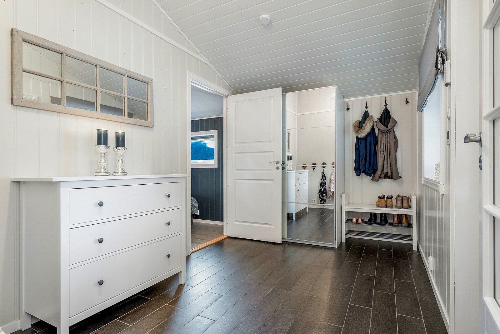 Entréen på ca. 9 kvm fremstår romslig og innbydende, og har varmekabler i gulvet, som gir en behagelig og lun atmosfære allerede ved inngangen. Etter foto er vegger i gangen nymalt i fargen; Evening green. Galleribilde