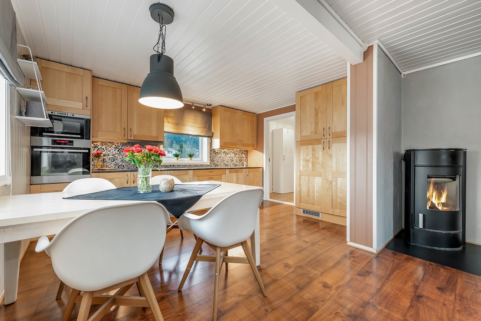 Kjøkken er praktisk og tidløst med integrerte hvitevarer - inkludert stekeovn, mikrobølgeovn, platetopp og oppvaskmaskin. Galleribilde