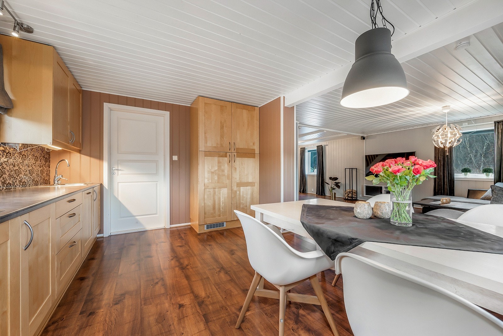 Kjøkkenet har rikelig med skap- og benkeplass, som gir gode oppbevaringsmuligheter og god plass til matlaging. Etter foto, er veggene i rosa nymalte, i fargen; Modern beige. Galleribilde