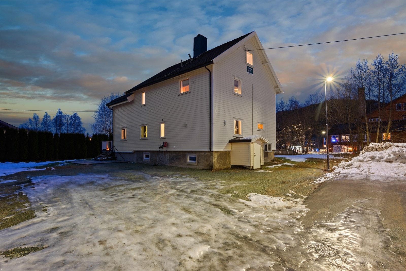 Eiendommen ligger i et landlig, barnevennlig område på Ler -med trygge omgivelser, grøntarealer og kort vei til både skole og fritidstilbud. Galleribilde