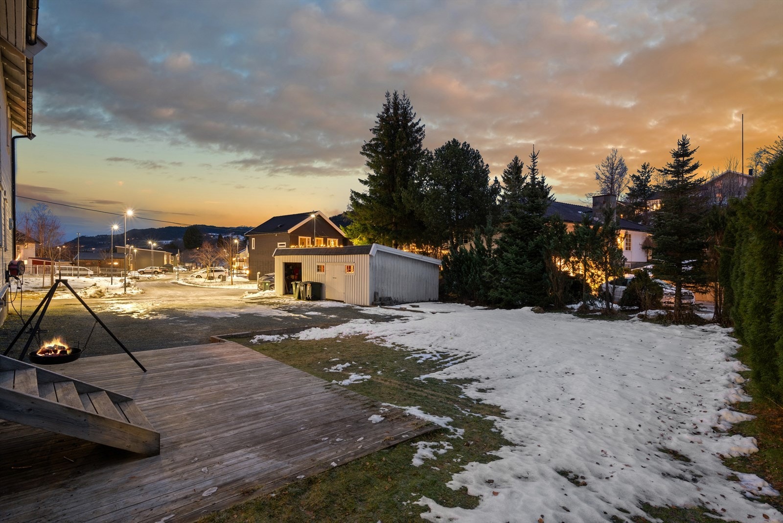 Det er gode parkeringsmuligheter på gruslagt gårdsplass, med forberedt opplegg for elbil-lader. Boden til høyre tilhører halvparten som ligger i 2.etg + loft. Galleribilde