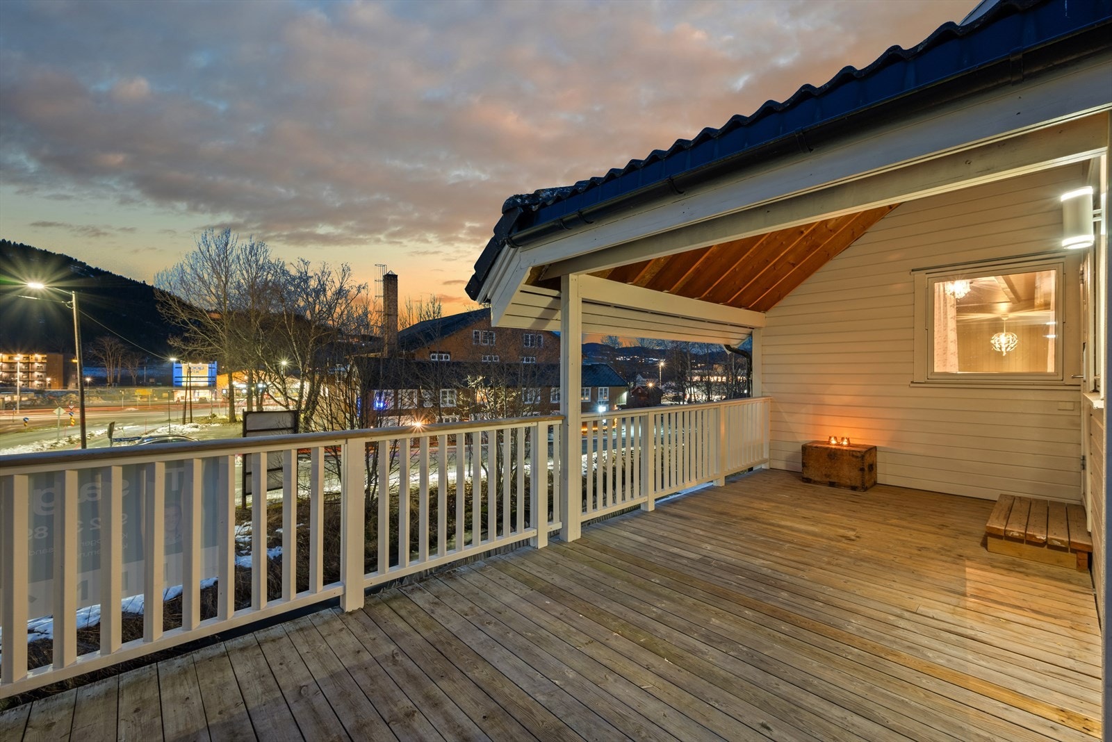 Ved inngangspartiet i 2.etg finner du en stor, delvis overbygd veranda på ca. 20 kvm. Lunt og koselig uterom med god plass til hagemøbler. Galleribilde