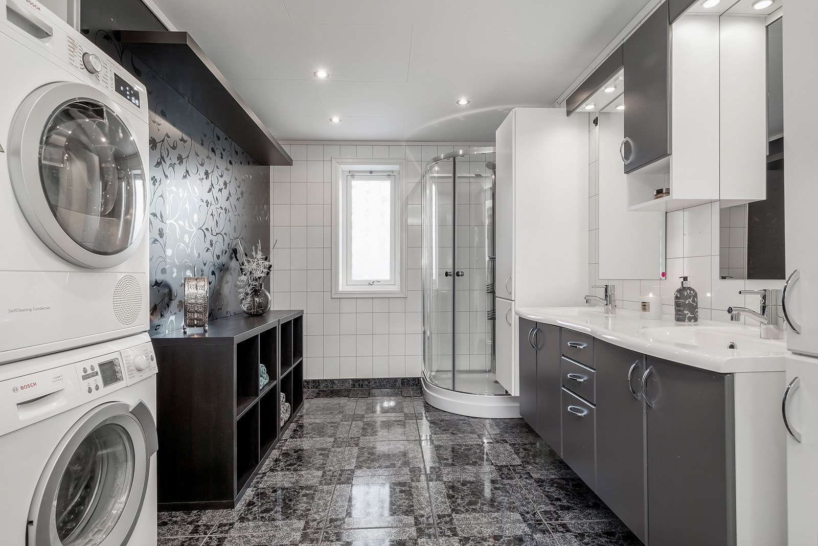 Badet i andre etasje er på 9 kvm, og har varmekabler samt god belysning fra downlights i himling. Galleribilde