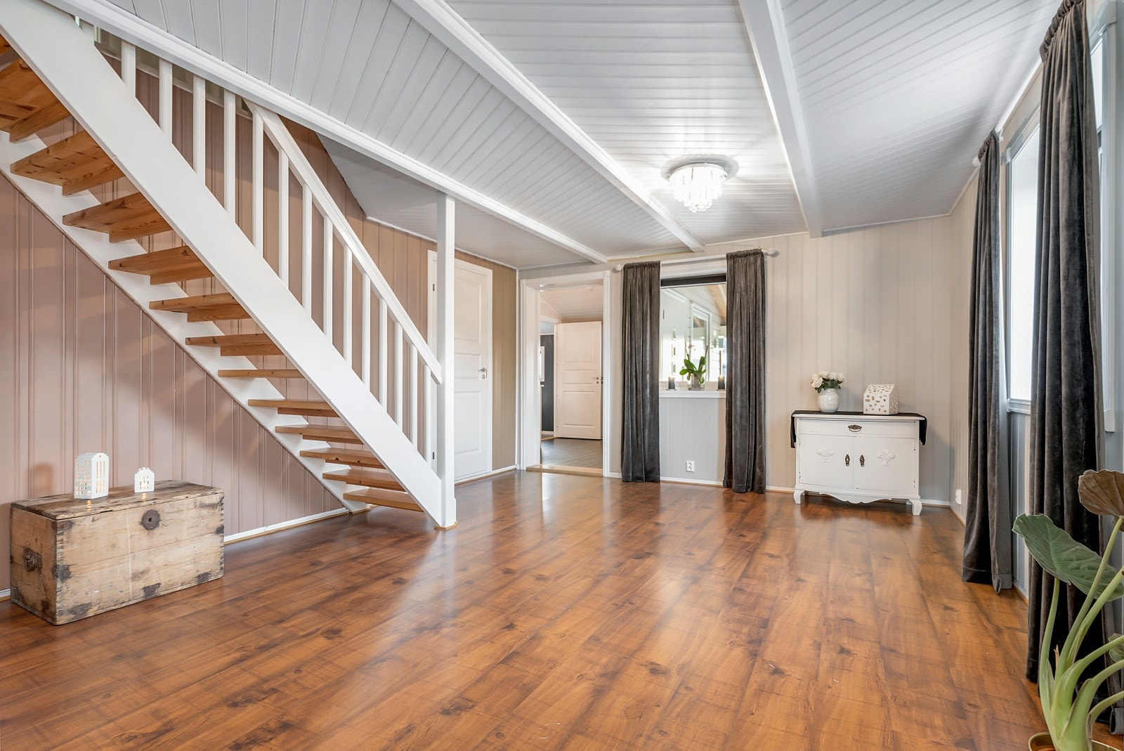 Fra stuen leder en trapp opp til loftetasjen, hvor tre av leilighetens soverom og et toalettrom er praktisk plassert. Etter foto, er veggene i rosa, nymalte i fargen; Modern beige. Galleribilde