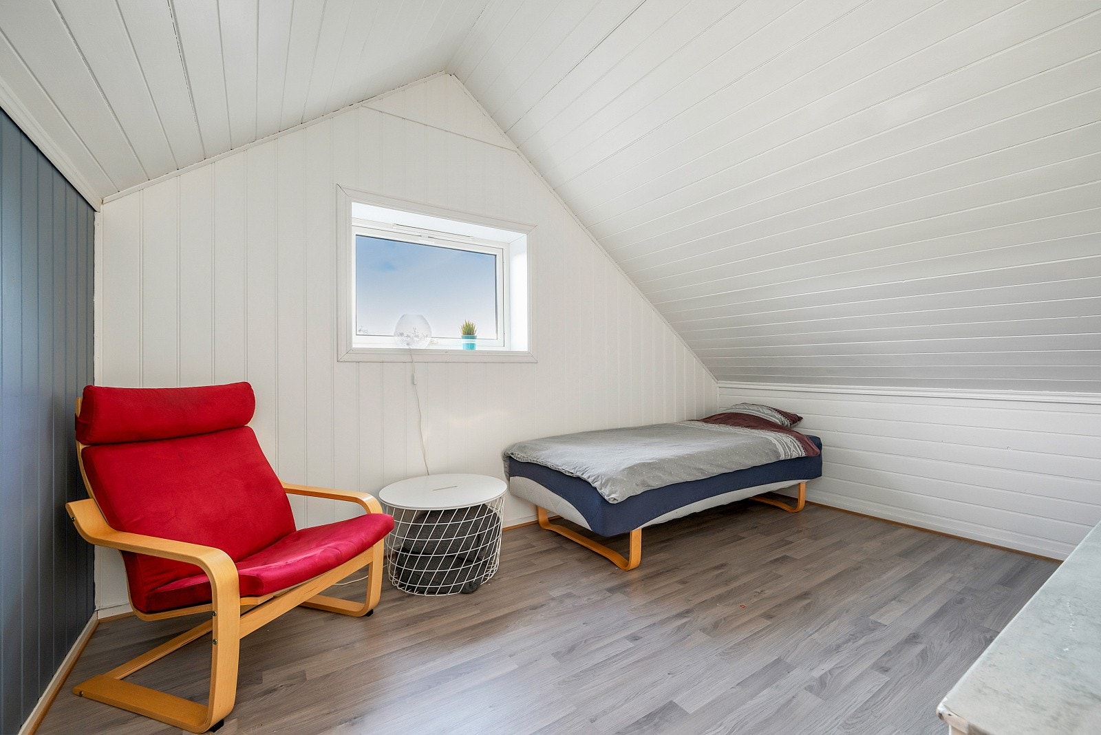 Loftsetasjens tredje soverom har også rikelig med oppbevaringsmuligheter i knevegg, noe som gjør rommet både funksjonelt og koselig. Soverommene har et målbart areal på hhv. 9, 5,5 og 6 kvm. Galleribilde