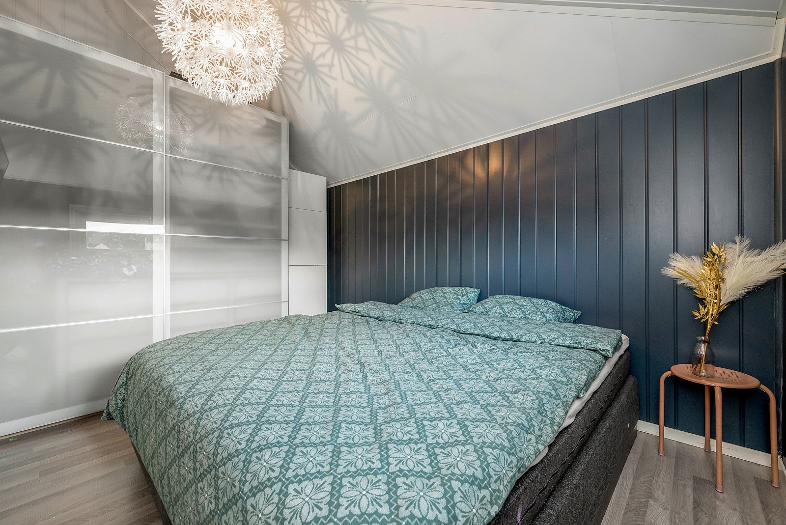 Soverommet i andre etasje, er på ca. 10 kvm og oppleves lyst og trivelig - med god plass til seng og garderobe. Etter foto, er soverommets vegger malt i fargen; Bomull. Vinduet i rommet er for lite som rømningsvindu, mtp lysåpninger. Galleribilde