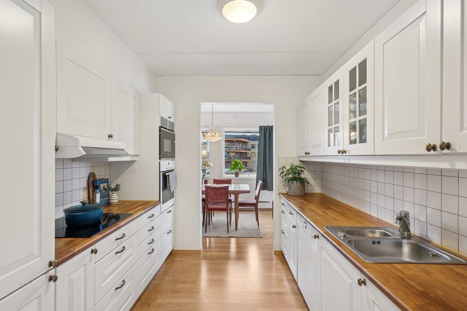 Kjøkkenet er innredet i en praktisk form og har godt med skap- og benkeplass. Galleribilde