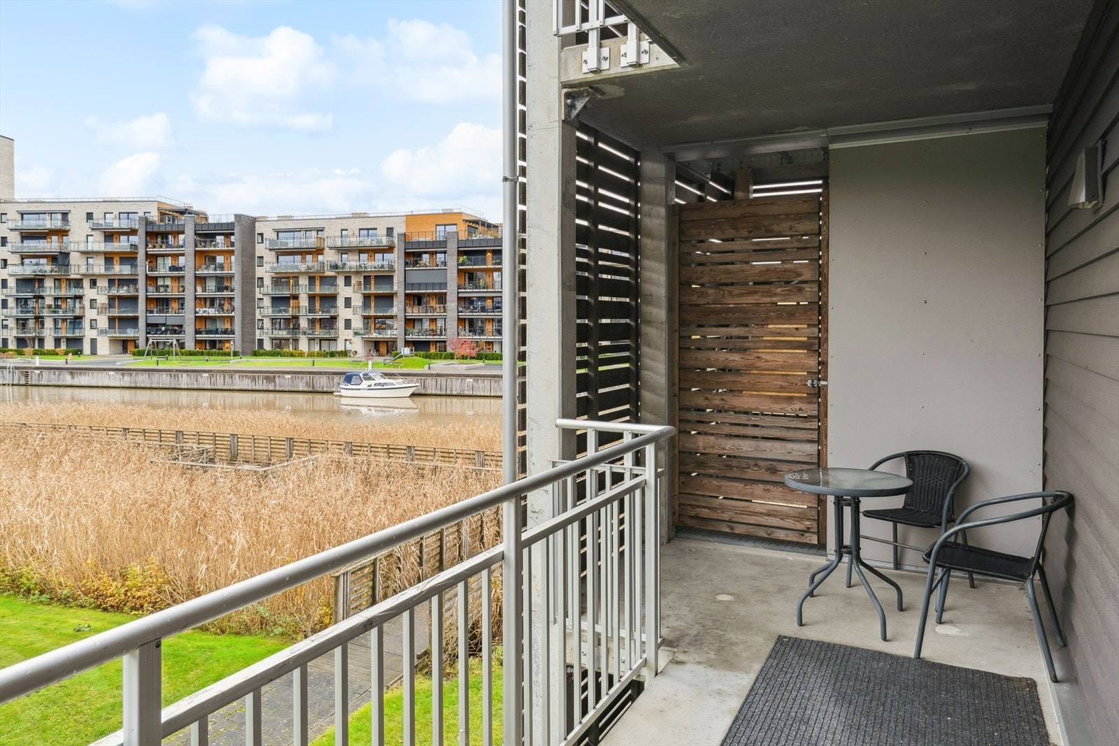 Ved inngangspartiet er det en lun krok med plass til cafésett hvor kaffen kan nytes. Galleribilde