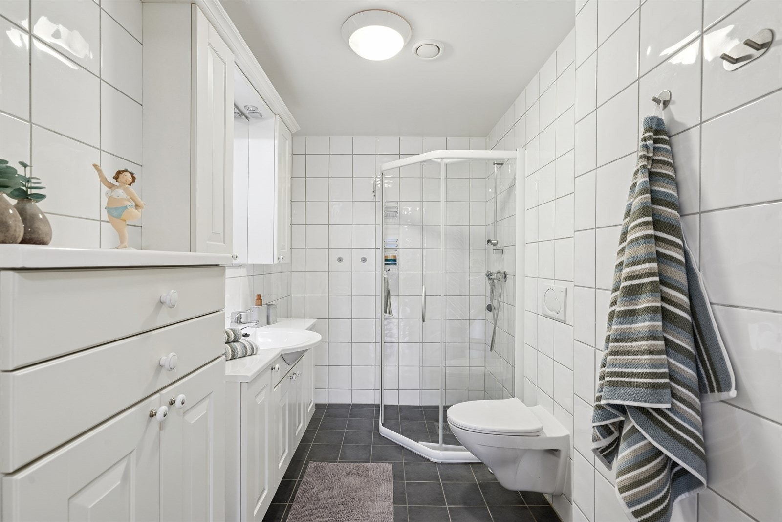 Flislagt baderom med behagelig gulvvarme. Galleribilde