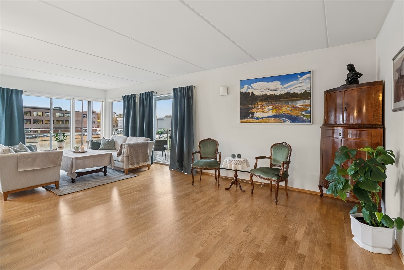 Hjørneleilighet med fin beliggenhet hvor utsikten kan nytes fra sofakroken. Galleribilde