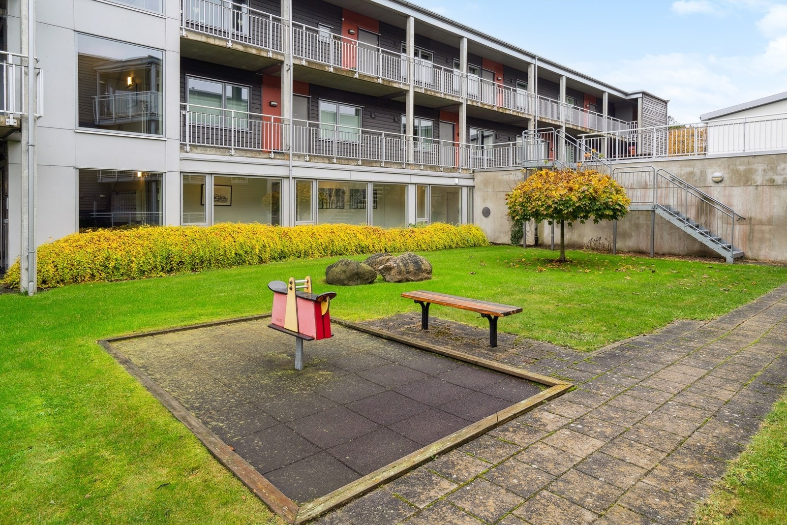 Fellesarealene er pent opparbeidede med bl.a. gressplen, hekkbeplantning, prydbusker og trær. Galleribilde